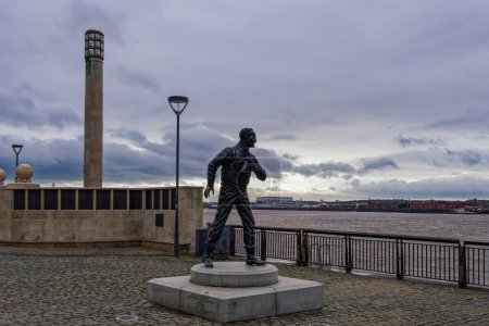 Téléchargez les photos : Liverpool, Royaume-Uni - 21 février 2020 : Sculpture du capitaine Frederic Johnnie Walker à la jetée Head sur le front de mer de la rivière Mersey. - en image libre de droit