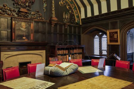 Téléchargez les photos : Manchester, Royaume-Uni - 20 février 2020 : intérieur de la bibliothèque publique médiévale Chetham 1653. - en image libre de droit