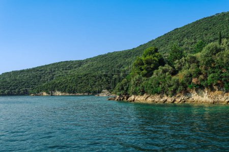 Meerblick auf die Küste mit lebhafter grüner Plantage auf der ionischen Insel Lefkada Griechenland.