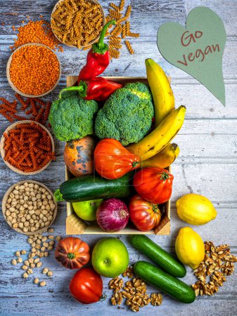 Téléchargez les photos : Aliments végétaliens à base de plantes pour une vie saine avec des légumes, Journée internationale. Vue du haut - en image libre de droit