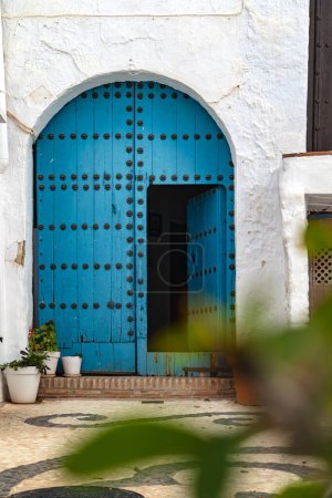 Foto de Una puerta azul envejecida en un pintoresco pueblo andaluz. Frigiliana, España. - Imagen libre de derechos