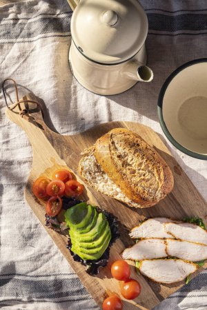 Vitales Frühstück: Energie und Frische, Brot, Tomaten, Avocado, Huhn. Ansicht von oben