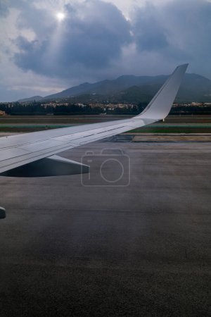 Téléchargez les photos : Vue de la fenêtre d'un aéronef se préparant au décollage depuis la piste de l'aéroport. - en image libre de droit