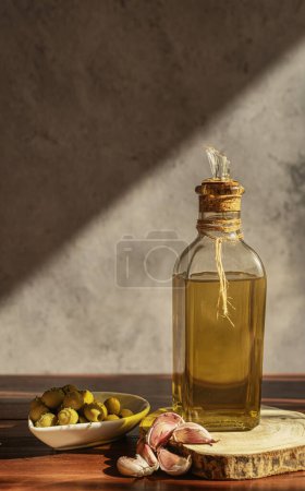 Natives Olivenöl extra mit Oliven und Knoblauch