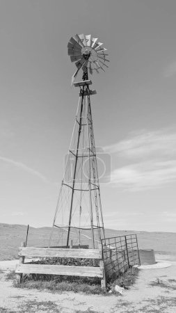 Téléchargez les photos : Photo en noir et blanc d'un moulin à vent à Pawnee National Grassland dans le nord du Colorado - en image libre de droit