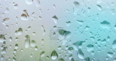 Téléchargez les photos : Bannière gouttes de pluie sur la fenêtre. De l'eau tombe sur le verre. fond naturel, fraîcheur. Temps froid et pluvieux. Gros plan. - en image libre de droit