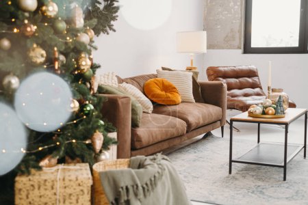 Foto de Fondo de Navidad de Livingroom interior. Baubles y pequeños árboles de juguete navideños en bandeja por sofá en color dorado y verde. Habitación de Año Nuevo interior, borrosa, softfocus - Imagen libre de derechos