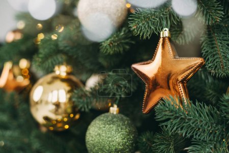 Téléchargez les photos : Décor d'arbre de Noël avec des boules et des étoiles, Close Up. Élégante bannière décorée de sapin de Noël pour les citations d'hiver. Palette verte et dorée - en image libre de droit