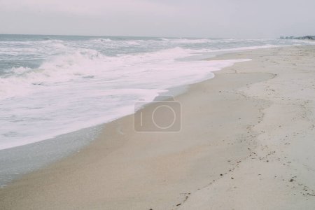 Téléchargez les photos : Plage de la mer dramatique en automne, sable, concept de saison d'automne fond crémeux - en image libre de droit