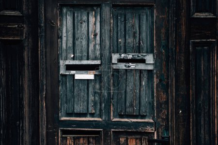 Foto de Puerta vieja de madera oscura primer plano del buzón. Arquitectura antigua y textura de la calle de la ciudad - Imagen libre de derechos