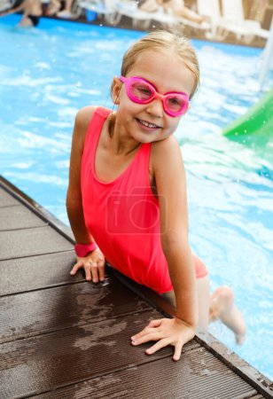 Téléchargez les photos : Enfant heureux dans la piscine extérieure. Fille préscolaire profitant de la baignade d'été. Enfant s'amusant près de l'eau, activités pour le repos et la santé en vacances Au bord de la piscine. Se préparer à plonger - en image libre de droit