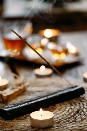 Téléchargez les photos : Encens de bâton d'arôme brûlant. Relaxant, anti-stress, fumée de méditation, rafraîchissant, sensuel énergisant Encens pour aromathérapie avec bougie - en image libre de droit