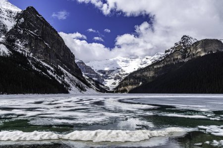  Auf dem von Gletschern gespeisten Lake Louise im Banff Nationalpark im kanadischen Alberta beginnt das Eis zu tauen. Hochwertiges Foto