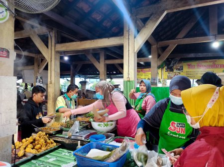 Foto de Imágenes desenfocadas, borrosas y ruidosas de las actividades de la gente desayunando en el mercado tradicional de Ngasem, Yogyakarta - Imagen libre de derechos