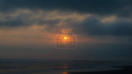 Vue du coucher du soleil sur la mer à la plage de Parangtritis, Yogyakarta