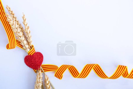 Téléchargez les photos : Sant Jordi. Love.red coeur avec le drapeau catalan sur un fond blanc. en bas. Célébration catalane. Espace de copie - en image libre de droit