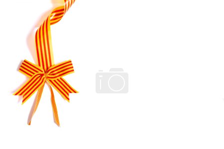 Foto de Cinta de bandera catalana terminada en una cinta de bandera catalana sobre un fondo blanco para escribir - Imagen libre de derechos