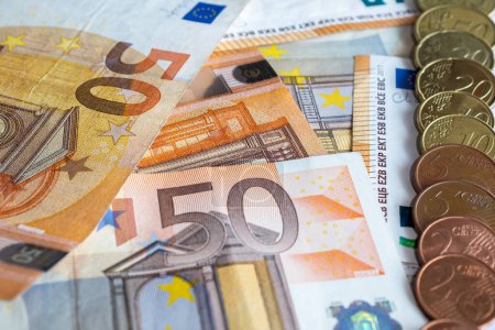 Téléchargez les photos : Gros plan sur les billets en euros, les pièces en euros et les cents en euros - en image libre de droit