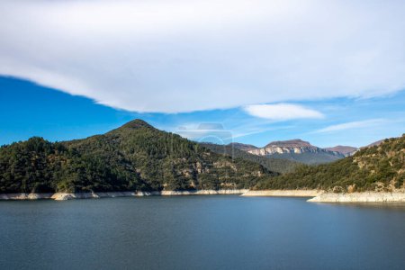Téléchargez les photos : Réservoir Susqueda situé dans la municipalité d'Osor, en Catalogne, Espagne, réservoir qui produit de l'électricité. Rivière Ter - en image libre de droit
