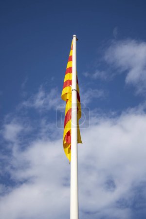 Téléchargez les photos : Drapeau catalan, photographie d'un mât avec le drapeau catalan sans vent - en image libre de droit