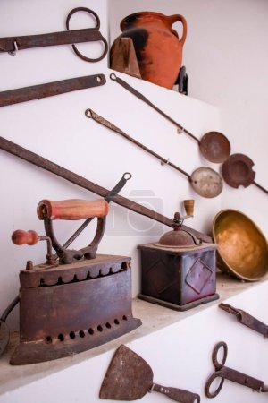Téléchargez les photos : Vêtements anciens fer et moulin à café, ainsi que d'autres antiquités différentes - en image libre de droit