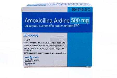 Téléchargez les photos : Amoxicilina, boîte à médicaments en sachets, effet antibiotique. Palafolls, Barcelone, Espagne ; 04 07 2023. - en image libre de droit