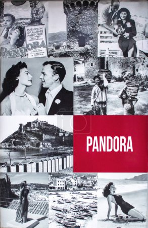 Téléchargez les photos : Tossa de Mar, Gérone, Espagne ; 01 09 2022 : affiche avec des photos d'Ava Gardner, dans l'une des photos, vous pouvez voir Ava Gardner et Fred Astaire, Pandora publicité sur une rue à Tossa de Mar - en image libre de droit