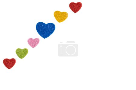 Téléchargez les photos : Fond de coeurs colorés, six coeurs colorés avec des paillettes, perpendiculaire, un coeur bleu plus grand que le reste, sur fond blanc, horizontal, espace de copie - en image libre de droit
