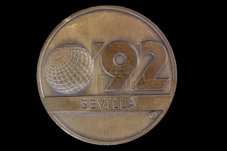 Téléchargez les photos : Expo Sevilla 1992, pièce de cuivre sur fond noir - en image libre de droit