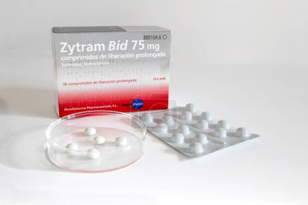 Téléchargez les photos : Zytram, 75 mg de tramadol. opioïdes. Boîte à comprimés à action prolongée pour le traitement de la douleur modérée à sévère, contient du tramadol, est un analgésique qui appartient à un groupe de médicaments appelés opioïdes - en image libre de droit