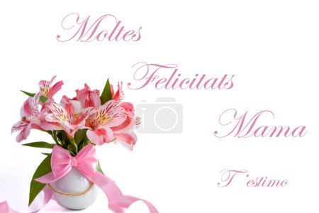Téléchargez les photos : Carte de vœux de la fête des mères avec petit vase blanc avec des lis de différentes nuances de rose et un grand ruban rose où il y a un texte en catalan qui dit "Moltes felicitats mama. T'estimo" - en image libre de droit