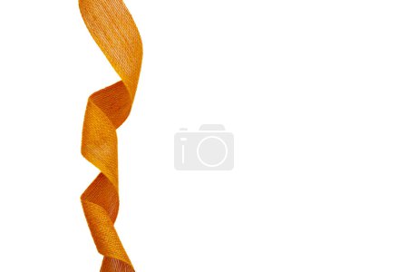Téléchargez les photos : Ruban de jute bouclé orange sur fond blanc - en image libre de droit