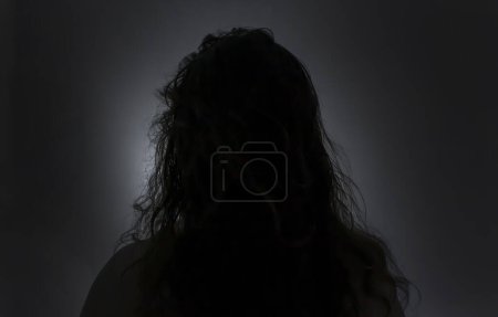 Téléchargez les photos : Silhouette de femme, tête et cheveux longs en noir et blanc - en image libre de droit