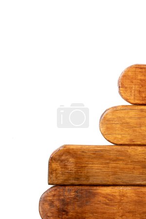 Téléchargez les photos : Bâtons de bois de différentes tailles placés l'un sur l'autre sur une image verticale avec un fond blanc - en image libre de droit