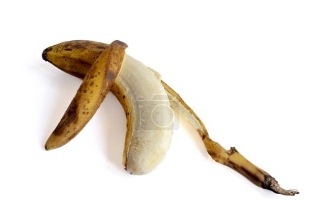 Téléchargez les photos : Banane mûre, très mûre à l'extérieur mais blanche et douce à l'intérieur - en image libre de droit