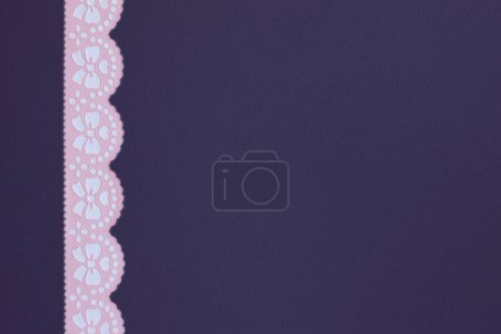 Téléchargez les photos : Fond lilas avec bande rose et cravates percées blanches. - en image libre de droit