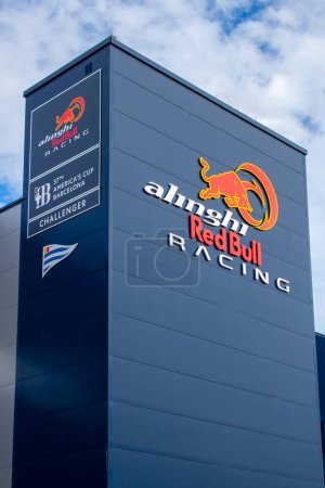 Téléchargez les photos : Maremagnum, Barcelone, Espagne ; 22-10-2023 : Sede del equipo suizo de vela 'Alinghi Red Bull Racing' en Barcelona. - en image libre de droit