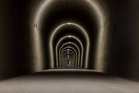 Téléchargez les photos : Ancien tunnel ferroviaire entre Alcoy et Alicante transformé en sentier de randonnée verdoyant - en image libre de droit
