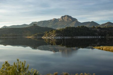 Foto de Larga exposición en el embalse de Beniarres con el pico del Monte Benicadell y reflejos de agua - Imagen libre de derechos
