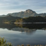 Long exposure in the Beniarres reservoir with the peak of Mount Benicadell and water reflections