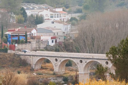 Paysage hivernal avec pont sur la rivière Serpis qui donne accès à la ville de Lorcha, Espagne