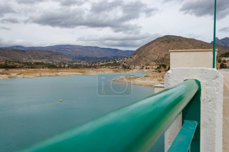 Wasserknappheit im Amadorio-Stausee aufgrund des Klimawandels vom Geländer der Mauer aus gesehen. Orxeta, Spanien