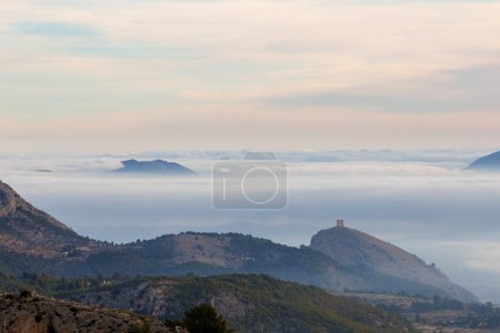 Die neblige Landschaft des Cocentaina-Gebirges und des Cocentaina-Tals an einem Wintermorgen, Spanien