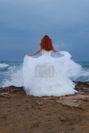 Mujer empoderada en un vestido de novia deja a su novio en el altar y va a la playa, Alicante, España