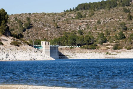 Landschaft mit dem Damm des Beniarres-Stausees, Spanien