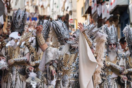Foto de Alcoy, España, 20-04-2024: Escuadrón especial de la compañía Alcodianos por su capitanía en el desfile de Moros y Cristianos de Alcoy, un festival de interés turístico internacional desde 1980 - Imagen libre de derechos