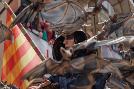 Foto de Alcoy, España, 20-04-2024: Enfoque selectivo en un guerrero del grupo de troupe aragoneses rodeado de murciélagos en el desfile de Moros y Cristianos de Alcoy, un festival de interés turístico internacional desde 1980 - Imagen libre de derechos