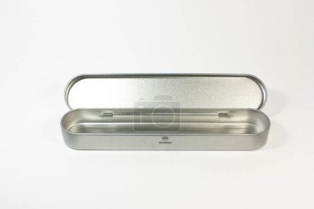 Téléchargez les photos : Boîte longue en métal vide sur fond blanc - en image libre de droit