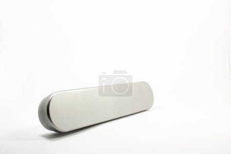 Téléchargez les photos : Boîte longue en métal vide sur fond blanc - en image libre de droit