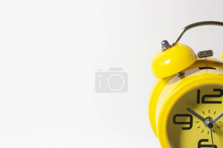 Téléchargez les photos : Réveil jaune sur fond blanc - en image libre de droit